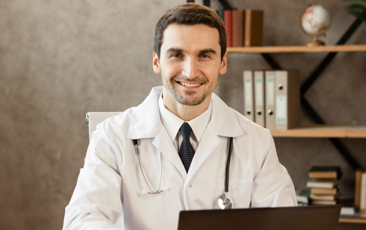 Médico em teleconsulta